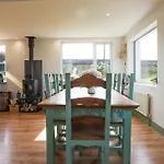 Dom wakacyjny 4-bed With Woodburning Stove,short Stroll To The Along A Quiet Country Lane Ballyvaldon