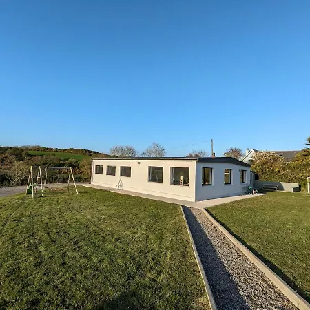4-bed With Woodburning Stove,short Stroll To The Along A Quiet Country Lane בית נופש Ballyvaldon