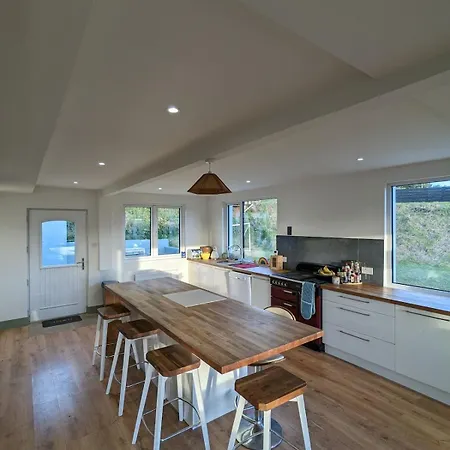 4-bed With Woodburning Stove,short Stroll To The Along A Quiet Country Lane Ballyvaldon