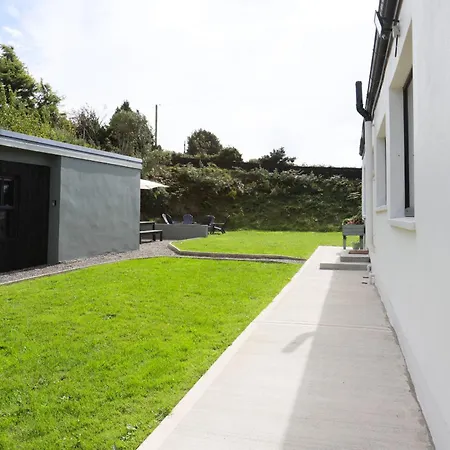 Dom wakacyjny 4-bed With Woodburning Stove,short Stroll To The Along A Quiet Country Lane Ballyvaldon