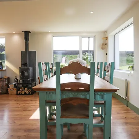 Dom wakacyjny 4-bed With Woodburning Stove,short Stroll To The Along A Quiet Country Lane Ballyvaldon