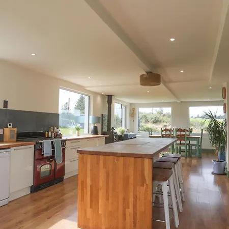 4-bed With Woodburning Stove,short Stroll To The Along A Quiet Country Lane בית נופש Ballyvaldon