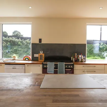 Dom wakacyjny 4-bed With Woodburning Stove,short Stroll To The Along A Quiet Country Lane Ballyvaldon